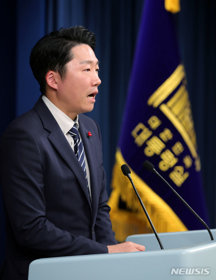 [서울=뉴시스] 홍효식 기자 = 이재명 부대변인이 12일 오후 서울 용산 대통령실 청사 브리핑룸에서 윤석열 대통령과 한덕수 국무총리의 주례회동 결과 브리핑 및 이상민 행정안전부 장관 해임건의안에 대한 입장을 밝히고 있다. 2022.12.12. yesphoto@newsis.com