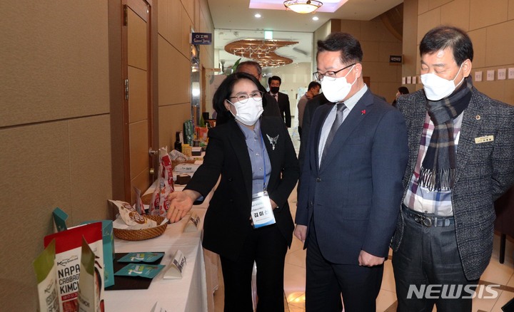 [나주=뉴시스] 이창우 기자=문금주 전남도 행정부지사(가운데)가 12일 오후 나주 중흥골드스파에서 열린 '농수산식품 수출 10억불 달성을 위한 수출기업 관계자 워크숍'에서 아마존 전남 브랜드관에 입점한 상품을 살펴보고 있다. (사진=전남도 제공) 2022.12.12. photo@newsis.com *재판매 및 DB 금지