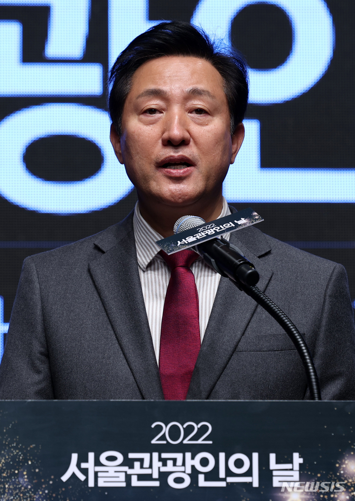 [서울=뉴시스] 조성우 기자 = 오세훈 서울시장이 지난 12일 오후 서울 중구 서울시청에서 열린 서울관광대상 시상식에서 기념사를 하고 있다. 2022.12.12. xconfind@newsis.com