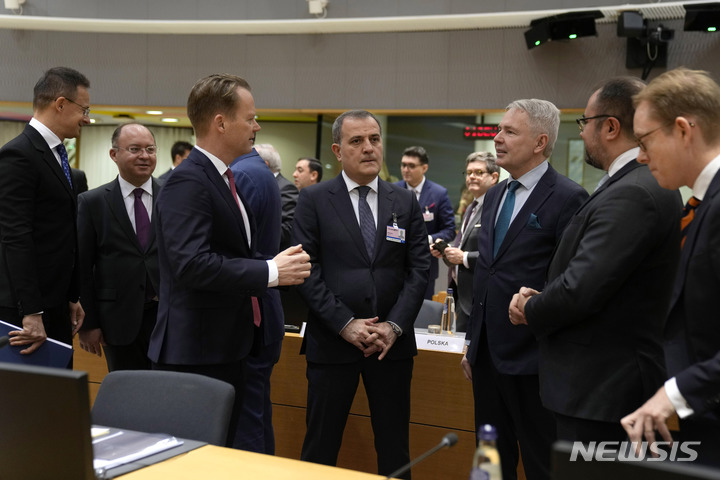 [브뤼셀=AP/뉴시스] 아르메니아, 덴마크, 핀란드 외무장관 등이 12일(현지시간) 벨기에 브뤼셀 유럽연합(EU) 이사회 건물에서 열린 EU 외무장관 회의에 참석해 대화를 나누고 있다. 2022.12.13.