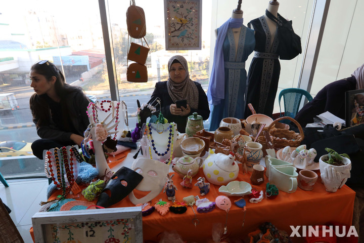 [암만(요르단)= AP/뉴시스] 요르단 수도 암만에서 12월 11일 열린 유엔의 난민구호 바자. 인구 대비 가장 많은 시리아 난민을 수용하고 있는 요르단 정부는 최근 유럽투자은행 차관으로 식수 문제를 해결하기 위해 해수담수화 사업을 시작했다. 