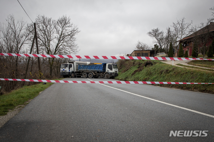 [AP/뉴시스] 지난 해 12월 12일 코소보 북부 루다레 마을의 도로가 현지 세르비아인들의 중장비로 봉쇄돼 있다. 소수 세르비아 시위대가 코소보 도로를 봉쇄하고, 정체불명의 무장괴한들이 경찰과 총격전을 벌인 것과 관련 알빈 쿠르티 코소보 총리가 11일 나토 평화유지군에 개입을 촉구하고, 알렉산다르 부치치 세르비아 대통령은 국가안보위원회를 소집해 위기 대응 방안을 논의했다. 2022.12.12