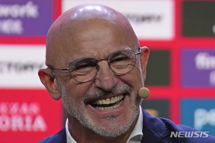 [마드리드=AP/뉴시스]루이스 데 라 푸엔테 신임 스페인 축구대표팀 감독 