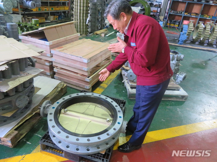 [부산 뉴시스] 이동민 기자 = 세진밸브공업 방영혁 대표가 조선소에 납품되는 버터플라이 밸브를 가리키며 작동 원리에 대해 설명하고 있다. 2022.12.12. eastsky@newsis.com