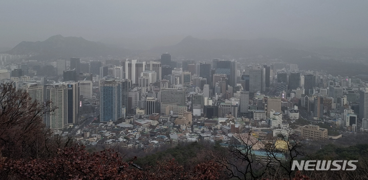 [서울=뉴시스] 박광온 기자 = 황사 영향으로 미세먼지 농도가 나쁨 수준을 보인 13일 오전 서울 중구 남산에서 바라본 서울 시내에 미세먼지가 깔려 있다. 2022.12.13. lighton@newsis.com<!--/data/user/0/com.samsung.android.app.notes/files/clipdata/clipdata_bodytext_221213_085123_435.sdocx-->