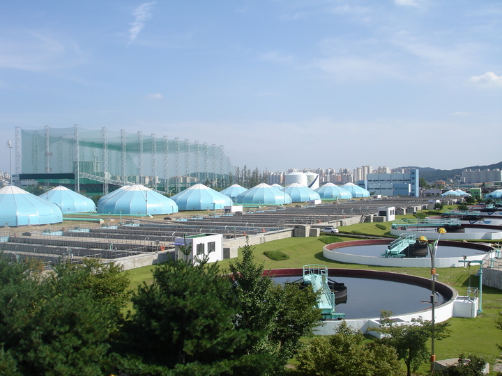 [수원=뉴시스] 경기 수원시와 화성시에서 유입된 52만t의 하수를 처리하고 있는 수원공공하수처리시설 전경. (사진=수원시 제공) 2022.12.13. photo@newsis.com *재판매 및 DB 금지