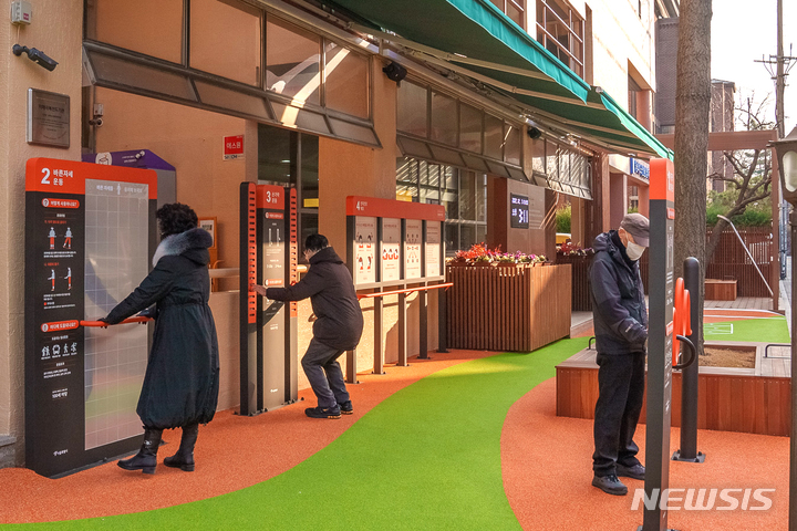 [서울=뉴시스]서울시가 초고령사회에 대비해 어르신들이 신체·정서·사회적 건강을 키울 수 있는 공간디자인 '100세 마당'을 첫 선보인다. (사진=서울시 제공). 2022.12.13. photo@newsis.com