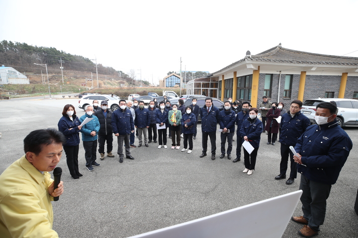 [홍성=뉴시스] 홍성군의회 의원들이 2023년도 주요사업에 대한 예산안 심사에 앞서 현장점검을 실시하고 있다. *재판매 및 DB 금지