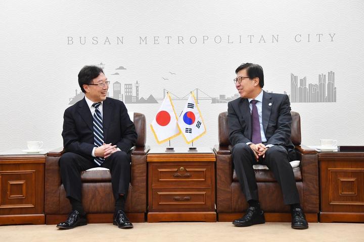 [부산=뉴시스] 박형준 부산시장이 12일 오후 시청 국제의전실에서 오스카 츠요시 주부산일본총영사(왼쪽)를 접견, 환담하고 있다.(사진=부산시 제공) *재판매 및 DB 금지