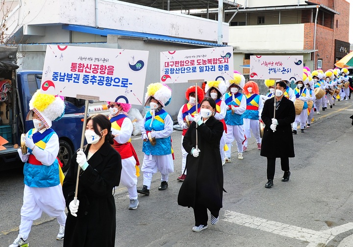 경북 군위군 전통시장에서 13일 '군위군 대구편입'을 축하하는 군민한마당 행사가 열리고 있다. (사진=군위군 제공) *재판매 및 DB 금지