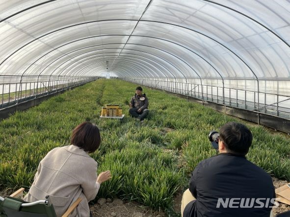 [강진=뉴시스] 13일, 강진군이 개똥이네농장 대표 박정웅씨와 홍보영상을 촬영하고 있다.