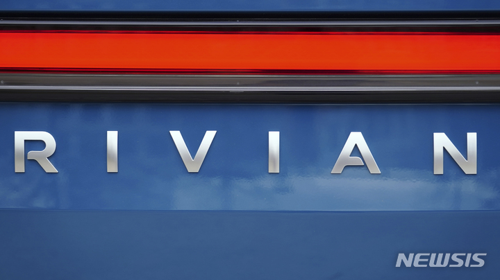 [애틀란타=AP/뉴시스]4일(현지시간) 아마존 홈페이지와 외신에 따르면 아마존은 앞으로 몇 주 안에 300대 이상의 배송용 리비안 전기차를 독일 뮌헨, 베를린, 뒤셀도르프 지역 등에서 운행한다. 사진은 전기차에 새겨진 리비안 로고의 모습. 2023.07.05.