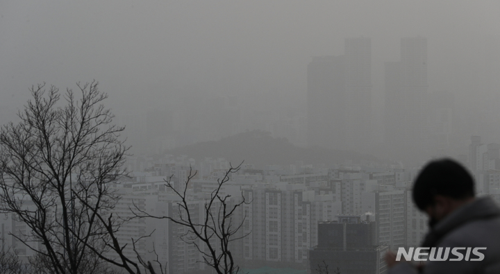 [서울=뉴시스] 중국발 황사 영향으로 미세먼지 농도가 나쁨 수준을 보인 지난해 12월13일 오전 서울 중구 남산에서 바라본 서울 시내가 뿌옇게 보이고 있다. 사진은 기사와 직접적인 관련 없음. (사진=뉴시스 DB) 2023.03.23. photo@newsis.com