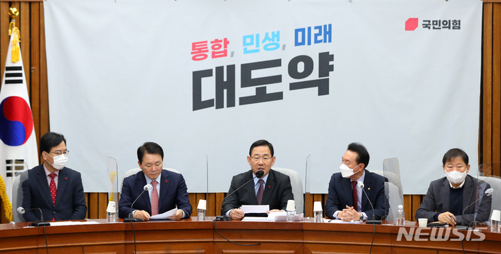 [서울=뉴시스] 추상철 기자 = 주호영 국민의힘 원내대표가 13일 오전 서울 여의도 국회에서 열린 원내대책회의에서 발언하고 있다. 2022.12.13. scchoo@newsis.com