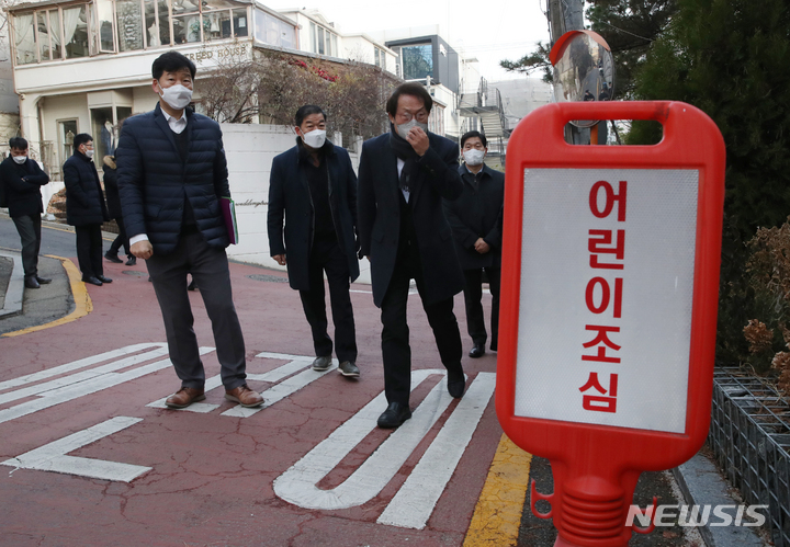 [서울=뉴시스] 고승민 기자 = 조희연 서울시교육감이 지난해 12월13일 스쿨존 음주운전 사고가 발생한 서울 언북초등학교를 찾아 현장 주변 환경을 살펴보고 있다. 2022.12.13. kkssmm99@newsis.com