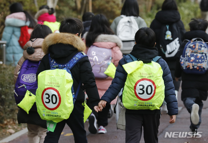 [서울=뉴시스] 고승민 기자 = 지난 2일 스쿨존 음주운전 사고가 발생한 서울 언북초등학교에서 13일 학생들이 등교하고 있다. 2022.12.13. kkssmm99@newsis.com