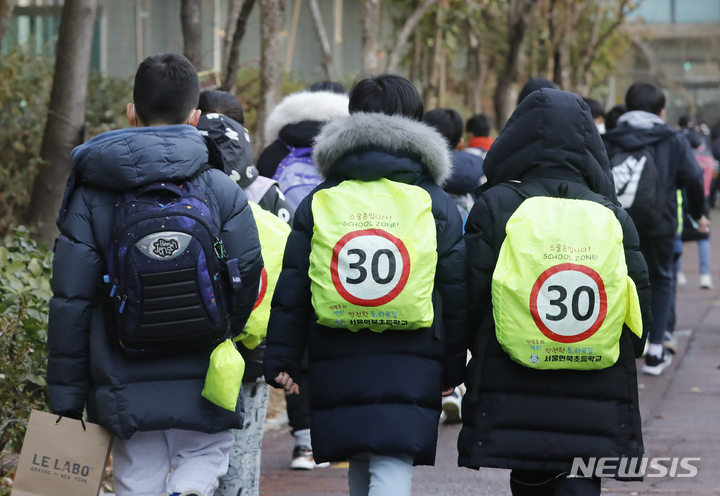 [서울=뉴시스] 지난해 12월13일 서울 강남구 한 초등학교에서 학생들이 등교하고 있다. (사진=뉴시스DB). photo@newsis.com