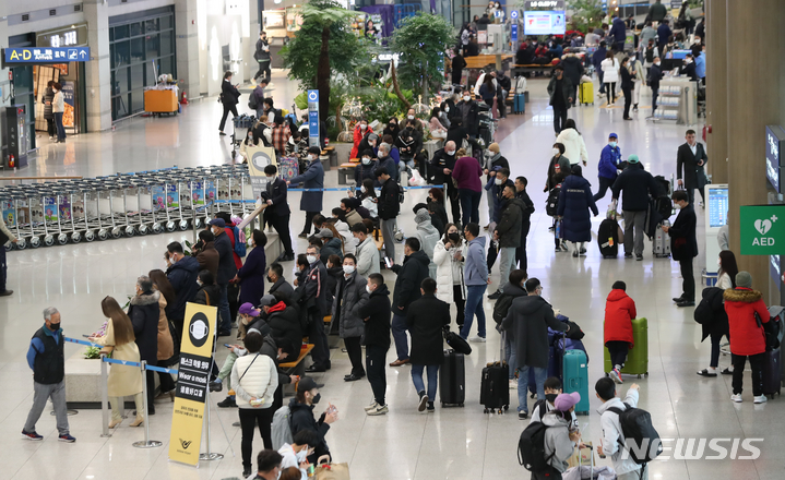 [인천공항=뉴시스] 김근수 기자 = 13일 오전 인천국제공항 제1여객터미널 입국장에 관광객들로 붐비고 있다. 2022.12.13. ks@newsis.com