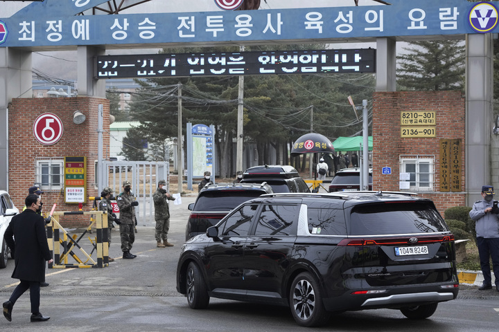 [연천=AP/뉴시스] 방탄소년단 진, 경기 연천 5사단 신병교육대대에 입소 현장