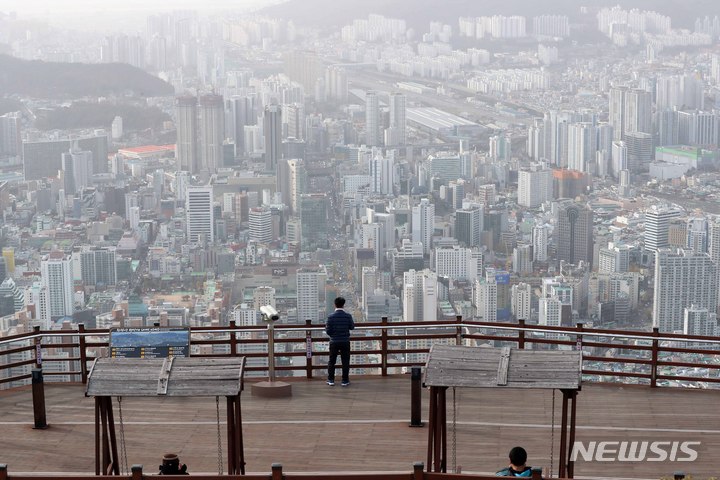 [부산=뉴시스] 하경민 기자 = 고비사막과 내몽골고원에서 발원한 황사가 부산지역에 유입된 13일 오후 황령산 봉수대 전망데크에서 내려다 본 도심이 뿌옇게 보이고 있다. 이날 황사의 영향으로 부산의 1시간 평균 미세먼지(PM-10) 농도는 구덕산(오후 2시) 기준 126㎍/㎥이며, 미세먼지 주의보는 시간당 평균 농도가 150㎍/㎥로 2시간 이상 지속될 때 발령된다. 2022.12.13. yulnetphoto@newsis.com