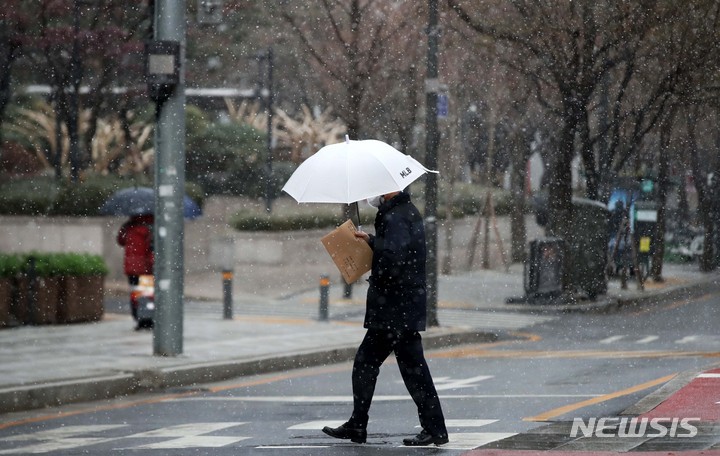 [서울=뉴시스] 김선웅 기자 = 13일 오후 서울 중구 청계천 인근에서 내리는 눈 사이로 시민들이 길을 걷고 있다. 2022.12.13. mangusta@newsis.com