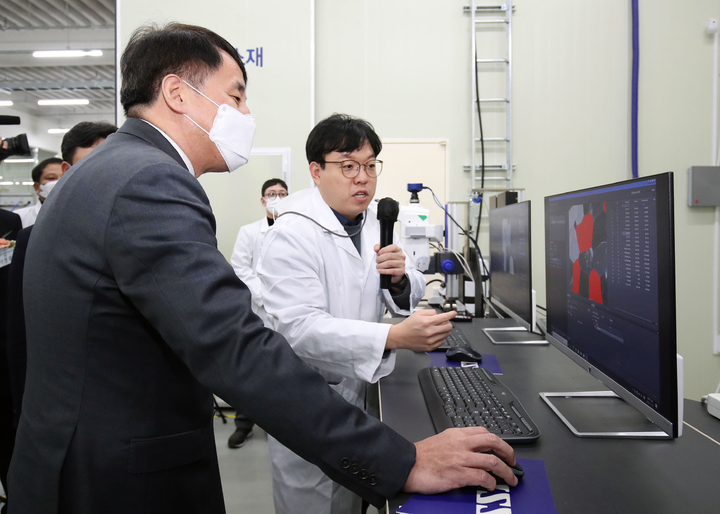 [서울=뉴시스] 장영진 산업통상자원부 제1차관이 지난 13일 인천 남동구 인천남동국가산업단지내에서 열린 '인천남동공단 소부장 실증화 지원센터 개소식'에 참석한 뒤 센터 주요 연구시설을 둘러보고 있다. (사진=산업통상자원부 제공) 2022.12.13. photo@newsis.com *재판매 및 DB 금지