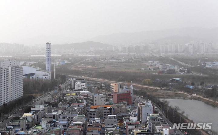 [광주=뉴시스] 이영주 기자 = 광주 전역에 미세먼지 주의보가 내려진 13일 오후 광주 시청 옥상 헬기장에서 바라본 옛 상무소각장 방면 하늘이 미세먼지로 가득 차있다. 2022.12.13. leeyj2578@newsis.com