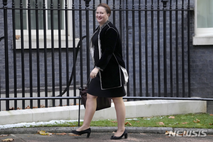 [런던=AP/뉴시스] 가디언 등 외신이 27일(현지 시간)영국 잉글랜드와 웨일스 내 10세 가량 범죄 아동에 대한 처벌이 몇 년 새 크게 줄었으며, 소년원 수감 선고는 2010년 이후 한 번도 이뤄지지 않았다고 보도했다. 사진은 영국 법무장관 빅토리아 프렌티스. (*내용과 무관한 사진) 2023.12.28.