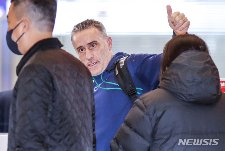 [인천공항=뉴시스] 정병혁 기자 = 대한민국 축구대표팀을 이끈 파울루 벤투 전 감독이 13일 오후 인천국제공항을 통해 출국하고 있다. 2022.12.13. jhope@newsis.com