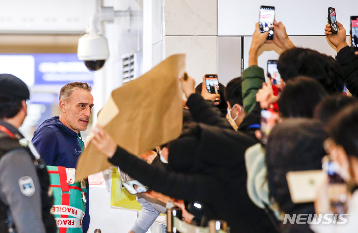 [인천공항=뉴시스] 정병혁 기자 = 대한민국 축구대표팀을 이끈 파울루 벤투 전 감독이 13일 오후 인천국제공항을 통해 출국하며 팬들에게 인사하고 있다. 2022.12.13. jhope@newsis.com