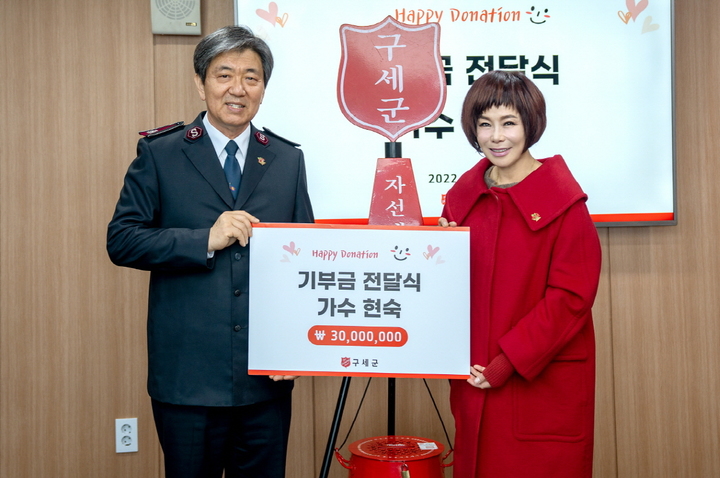  [서울=뉴시스] 현숙(오른쪽) 2022.12.14&nbsp; (사진=구세군자선냄비) photo@newsis.com 	&nbsp; *재판매 및 DB 금지