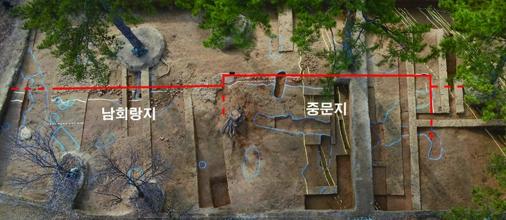 [서울=뉴시스] 부여 군수리사지 중문터와 남회랑터 전경(북→남) (사진=문화재청 제공) 2022.12.14. photo@newsis.com *재판매 및 DB 금지