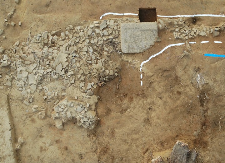 [서울=뉴시스] 부여 군수리사지 중문 기단석 근경 (사진=문화재청 제공) 2022.12.14. photo@newsis.com *재판매 및 DB 금지