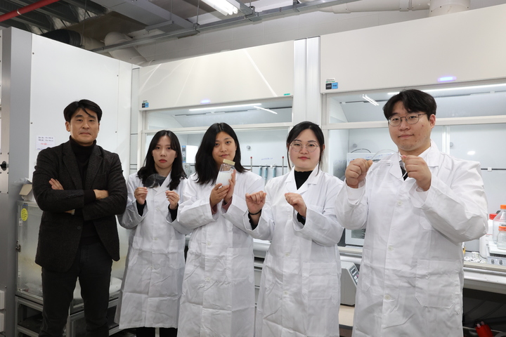 [울산=뉴시스] 구미현 기자 = 울산대 첨단소재공학부 진정호 교수팀이 스프레이 코팅이 가능하면서도 매우 질기고 투명한 친환경 수분산 폴리우레탄 복합소재를 들어보이고 있다. 2022.12.14. (사진=울산대 제공) photo@newsis.com *재판매 및 DB 금지