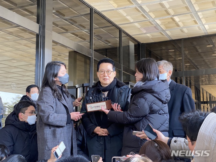 [서울=뉴시스]박지원 전 국가정보원장이 14일 서울 서초 서울중앙지검에 출석하고 있다. 2022.12.14. photo@newsis.com