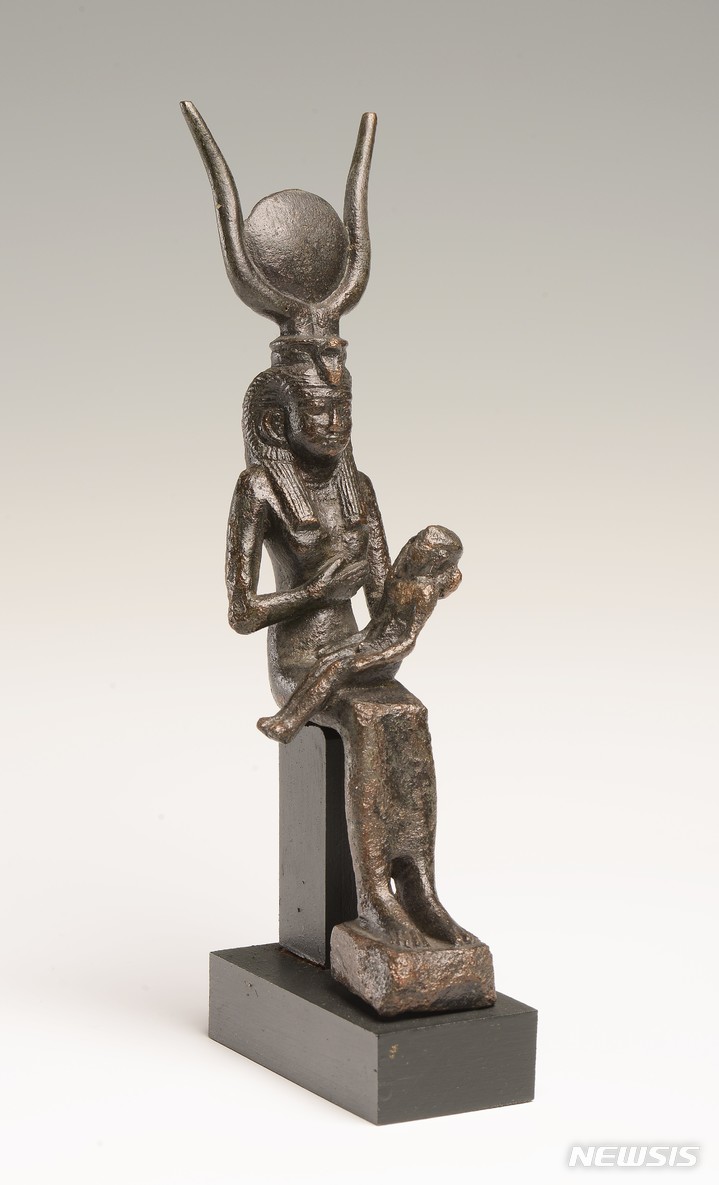 [서울=뉴시스]이집트 미라전, 무릎 위에 호루스 신을 앉힌 이시스 여신