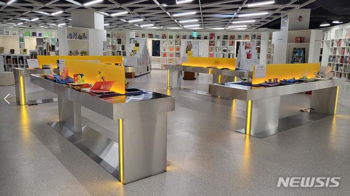 [서울=뉴시스]국내 첫 아트북 기반의 공공복합문화공간인 '서울아트책보고'가 고척스카이돔 지하 1층에서 14일 정식 개관한다. (사진=서울시 제공). 2022.12.14. photo@newsis.com