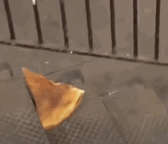 [서울=뉴시스] 크리에이티브 디렉터로 활동하고 있는 맷 리틀(41)이 7년 전 녹화한 '피자 쥐' 영상. 바텐더와 스탠드업 코미디언으로 활동하던 리틀의 인생은 영상을 찍은 직후로 전환점을 맞았다 (사진출처: 맷 리틀 유튜브 영상 캡처) 2022.12.14. *재판매 및 DB 금지