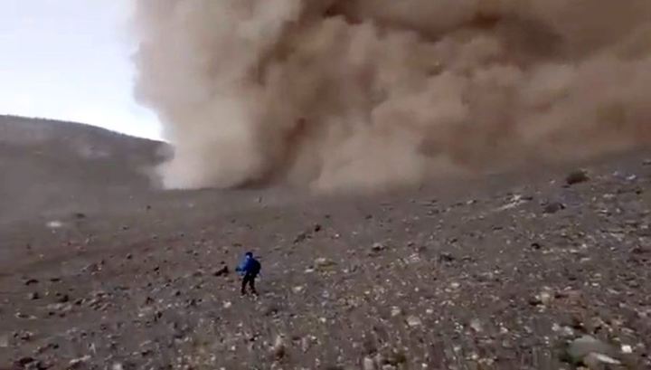 13일(현지시간) 뉴욕포스트에 따르면 가이드가 라스카 화산 해발 1만8000피트(약 5486m)지점을 지날 때 돌연 화산이 폭발하면서 거대한 화산 구름과 돌가루가 하늘로 치솟았다. 출처: 트위터 @RedGeoChile *재판매 및 DB 금지