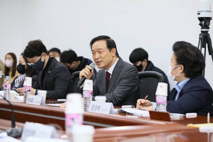 [수원=뉴시스] 14일 서울 영등포구 국회의원회관에서 열린 '학교폭력의 교육적 해결 강화를 위한 제도개선 토론회'에서 임태희 경기도교육감이 인사말을 하고 있다. (사진=경기도교육청 제공) 2022.12.14. photo@newsis.com *재판매 및 DB 금지