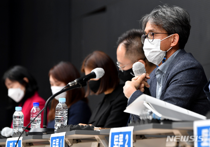 [광주=뉴시스] 이영주 기자 = 14일 오후 광주 동구 국립아시아문화전당에서(ACC) 열린 ACC 개관 7주년 시민대토론회 '지속가능한 아시아문화중심도시 광주 환경·사회·경제 가치의 조화'에서 김기곤 광주전남연구원 광주총괄지원연구관이 발언하고 있다. 2022.12.14. leeyj2578@newsis.com