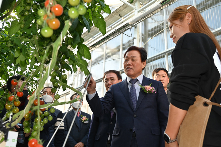 '스마트농업 거점 역할' 경남 스마트팜 혁신밸리 밀양서 준공