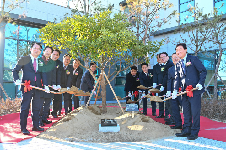 '스마트농업 거점 역할' 경남 스마트팜 혁신밸리 밀양서 준공