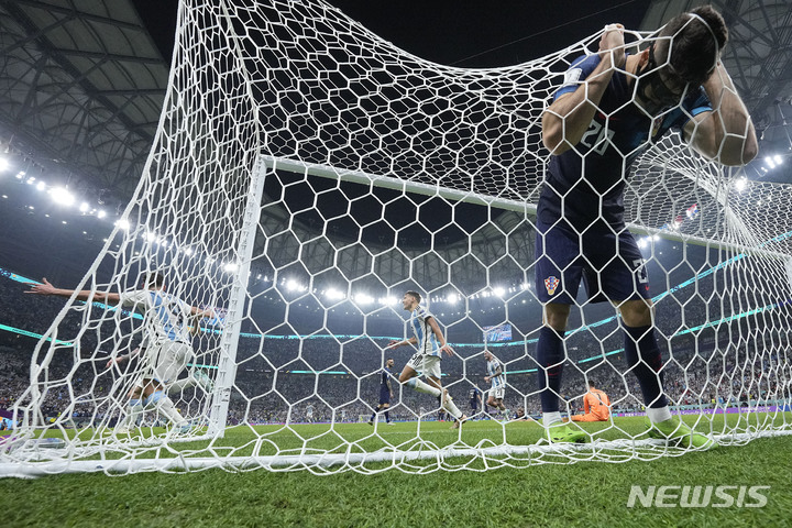 [루사일=AP/뉴시스] 크로아티아의 조스코 그바르디올이 13일(현지시간) 카타르 루사일 스타디움에서 열린 2022 카타르 월드컵 아르헨티나와의 준결승전에서 아르헨티나 줄리안 알바레즈의 골에 아쉬워하고 있다. 아르헨티나는 3-0으로 승리해 결승에 진출했다. 2022.12.14.