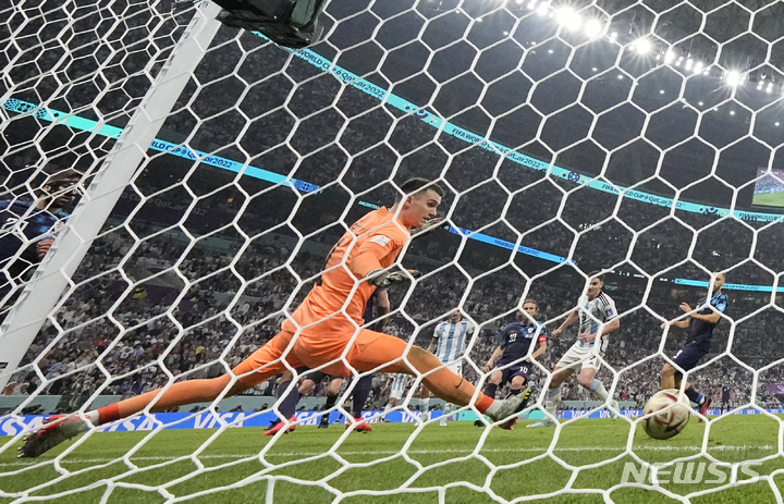 [루사일=AP/뉴시스] 아르헨티나의 줄리안 알바레즈가 13일(현지시간) 카타르 루사일 스타디움에서 열린 2022 카타르 월드컵 크로아티아와의 준결승전에서 골을 넣고 있다. 아르헨티나는 3-0으로 승리해 결승에 진출했다. 2022.12.14.