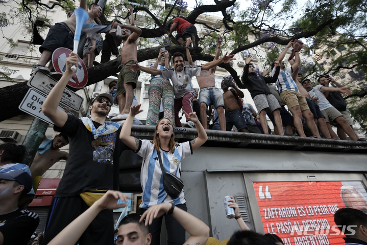 [부에노스아이레스=AP/뉴시스] 13일(현지시간) 아르헨티나 부에노스아이레스에서 축구 팬들이 아르헨티나가 2022 카타르 월드컵 준결승전에서 크로아티아를 꺾고 결승에 진출하자 기뻐하고 있다. 아르헨티나는 크로아티아를 3-0으로 꺾고 8년 만에 결승에 올랐다. 2022.12.14.