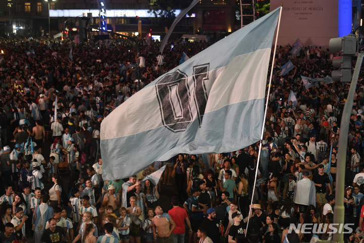 [부에노스아이레스=AP/뉴시스] 13일(현지시간) 아르헨티나 부에노스아이레스 오벨리스크 광장에 모인 축구 팬들이 아르헨티나가 2022 카타르 월드컵 준결승전에서 크로아티아를 꺾고 결승에 진출하자 기뻐하고 있다. 아르헨티나는 크로아티아를 3-0으로 꺾고 8년 만에 결승에 올랐다. 2022.12.14.