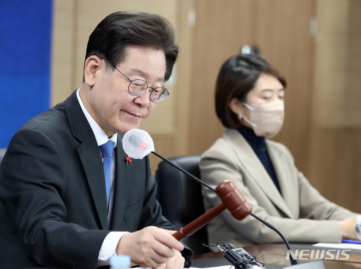 [세종=뉴시스] 강종민 기자 = 이재명 더불어민주당 대표가 지난 14일 세종시 보람동 세종시의회에서 열린 현장최고위원회에서 의사봉을 두드리고 있다. 2022.12.14. ppkjm@newsis.com