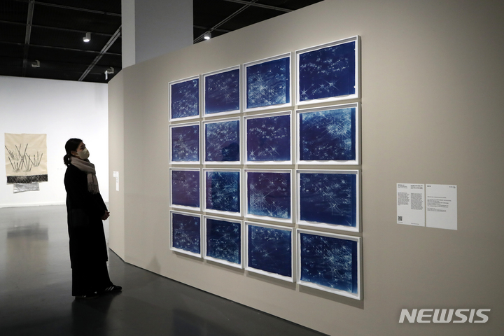 [서울=뉴시스] 박진희 기자 = 서울시립미술관이 14일 서울 중구 서울시립미술관 서소문관에서 '키키 스미스-자유낙하' 전시 개막을 앞두고 언론 공개행사를 갖고 작품 '세상의 빛'을 선보이고 있다. '키키 스미스-자유낙하'는 1980~1990년대 여성성과 신체를 다룬 구상조각으로 세계적 주목을 받아온 작가 키키 스미스(Kiki Smith)의 아시아 첫 미술관 개인전이다. 이번전시에서는 조각, 판화, 사진, 태피스트리, 아티스트북 등 다양한 매체를 아우르는 작품 140여 점이 전시된다. 2022.12.14. pak7130@newsis.com