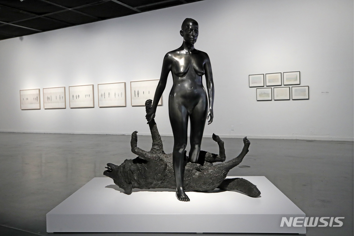 [서울=뉴시스] 박진희 기자 = 서울시립미술관이 14일 서울 중구 서울시립미술관 서소문관에서 '키키 스미스-자유낙하' 전시 개막을 앞두고 언론 공개행사를 갖고 작품 '황홀'을 선보이고 있다. '키키 스미스-자유낙하'는 1980~1990년대 여성성과 신체를 다룬 구상조각으로 세계적 주목을 받아온 작가 키키 스미스(Kiki Smith)의 아시아 첫 미술관 개인전이다. 이번전시에서는 조각, 판화, 사진, 태피스트리, 아티스트북 등 다양한 매체를 아우르는 작품 140여 점이 전시된다. 2022.12.14. pak7130@newsis.com